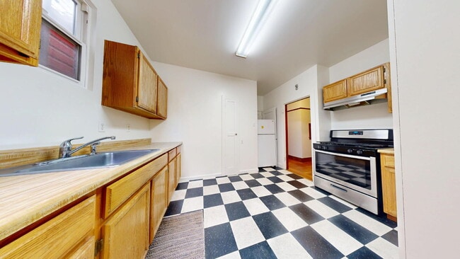 Building Photo - 2233 Judah St