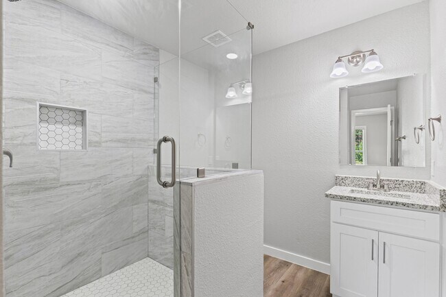 Building Photo - Charming in Cleburne!