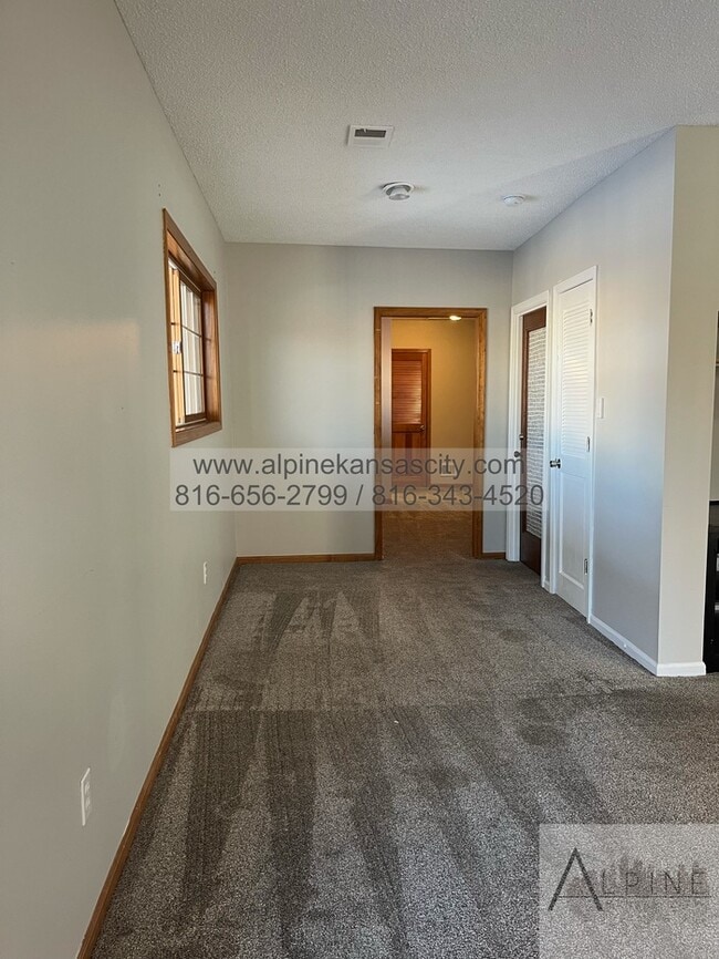 Building Photo - Beautiful California Split in Platte County