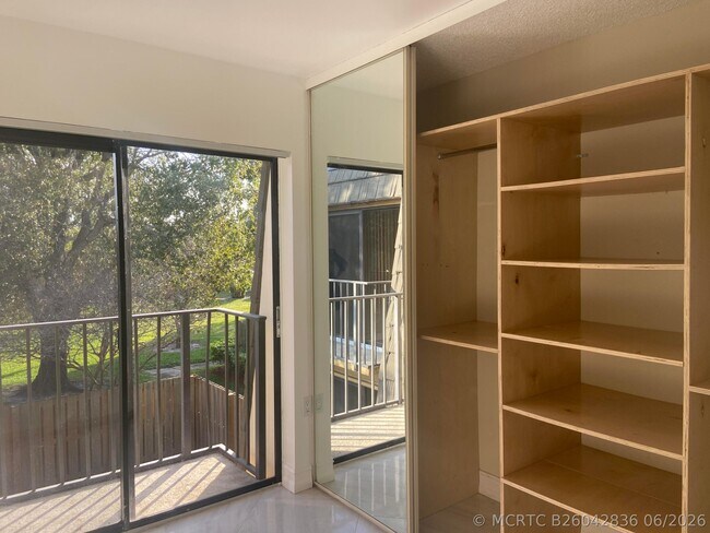 Building Photo - 910 9th Way