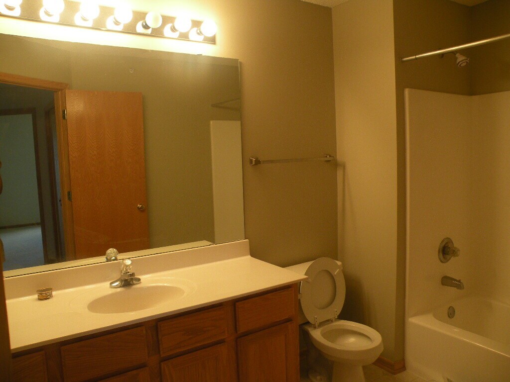 Building Photo - 485 Marshland Trl