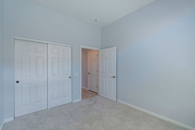 Building Photo - Gated Community!