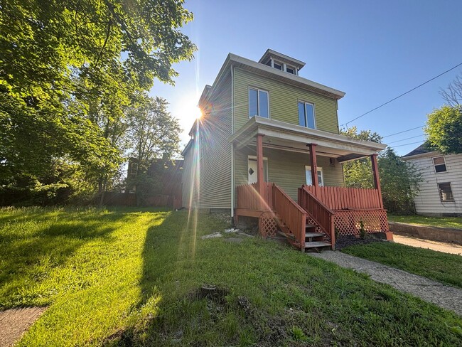 Building Photo - Rare 4 BR/ 2 BA Home with Multi-Generational Layout