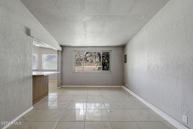 Building Photo - 4212 Roxbury Dr
