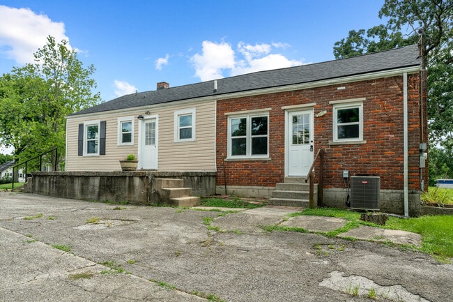 Building Photo - 2 Skyview Dr
