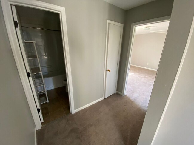 Building Photo - 91-93 Meadowbrook Drive Duplex
