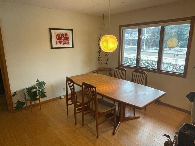 Building Photo - 1708 Pleasant St