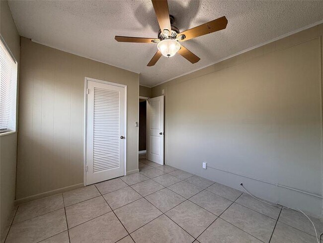 Building Photo - 530 NE 34th Ct