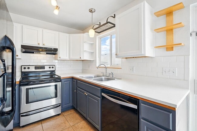 Building Photo - Updated Home in Sunnyside!