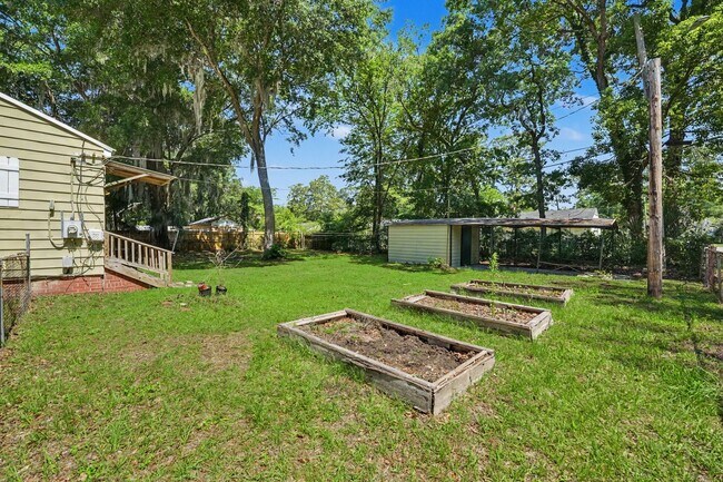 Building Photo - 3 Bed 2 Bath Home with Great Outdoor Space!