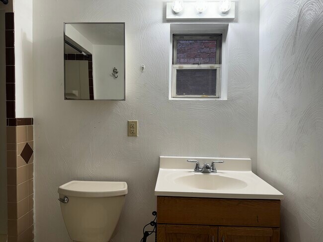 Building Photo - 505 Cato St