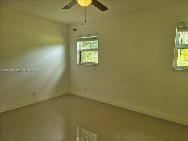 Building Photo - 1401 SW 32nd Ct