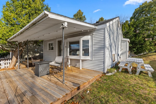 Building Photo - 8685 Je-NE-Be Dr NE