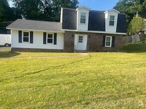 Building Photo - Amazing 4 bedroom 3 bath large lot