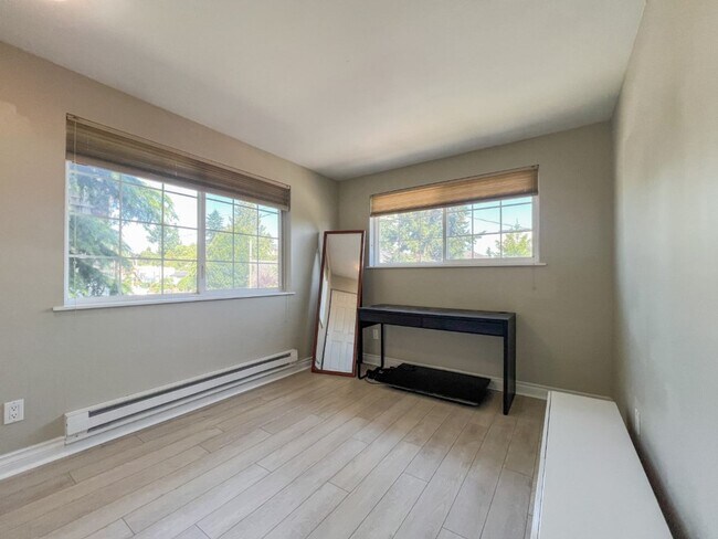 Building Photo - 2Bd/1.75Ba Seattle Condo