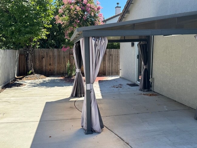 Building Photo - Clean Updated 3 Bedroom 2 Bathroom 1527 Sq...