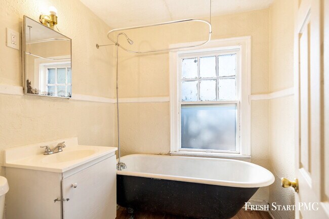 Building Photo - Bright Ground-Floor Home with Flexible Space