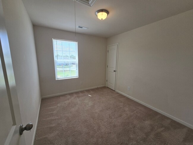 Building Photo - New Listing!