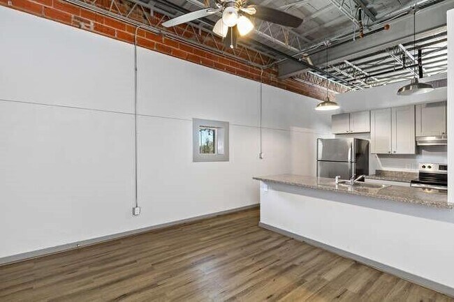 Building Photo - 612 E Texas Ave