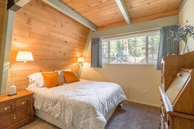 Building Photo - SEASONAL LEASE: "Ski Bird's Paradise" 5 Bedrooms, Right in Agate Bay