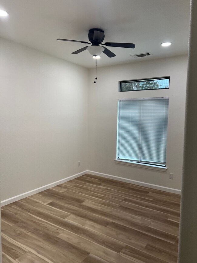 Building Photo - Beautiful Family Home