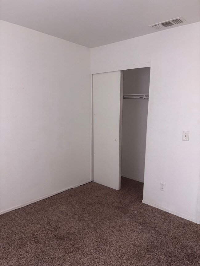 Building Photo - Charming 3/2 SFR Home