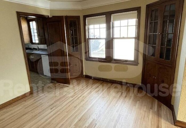 Building Photo - 2 Bed/1 Bath Upper Duplex in Minneapolis