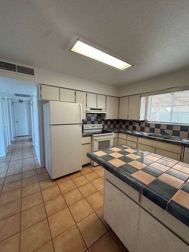 Building Photo - Fantastic 3BR/2BA Home in South Phoenix Av...