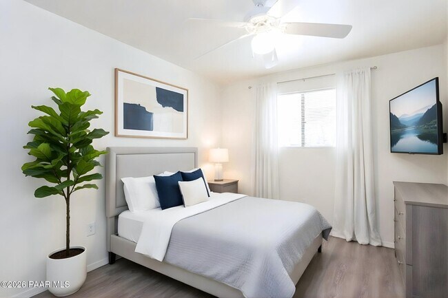 Building Photo - 455 W Kelso St