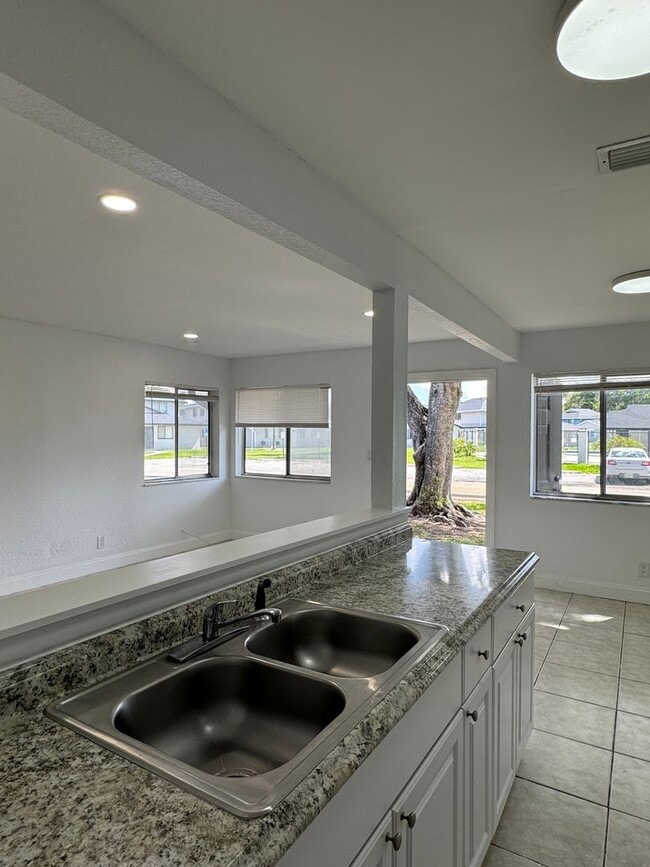 Building Photo - 2 BR Townhome in West Palm Beach- Low Move...