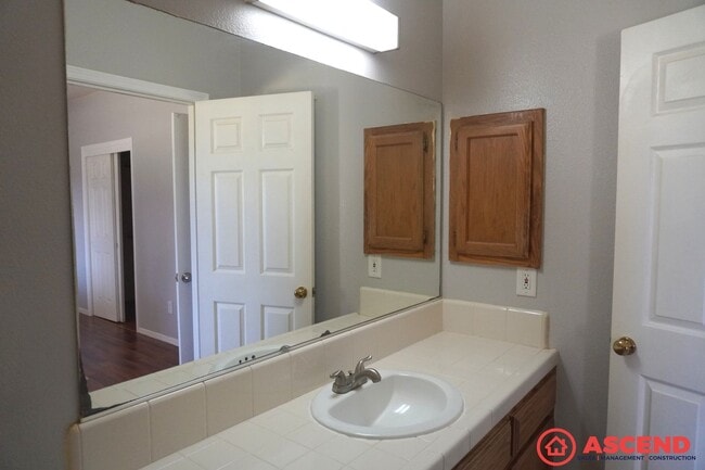 Building Photo - Beautiful home located in the Northwest!