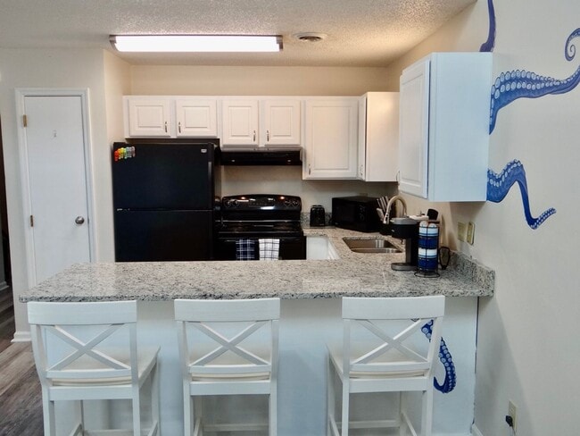 Building Photo - Beautifully Remodeled and Furnished Rental...