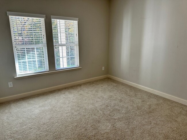 Building Photo - Gorgeous 3 Bedroom Townhome in Eagle Park!