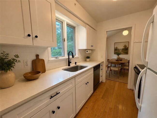 Building Photo - 142 Burleigh Dr