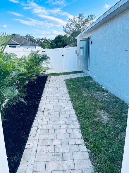 Building Photo - 1534 SW Jacksonville Ave