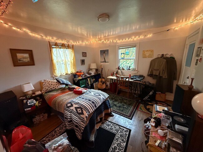 Building Photo - Beautiful home in York Neighborhood!