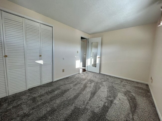 Building Photo - 3 bed 1 bath close to shopping, schools, parks and more!