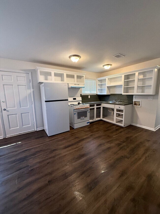 Building Photo - 5115 N Woodland Dr