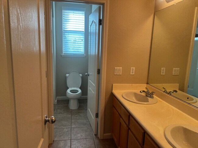 Building Photo - Large, Beautiful Shadow Lakes Home in Court Location