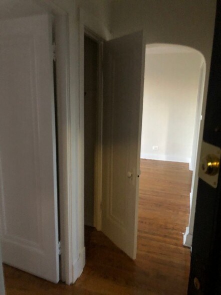 Building Photo - 6364 N Hermitage Ave