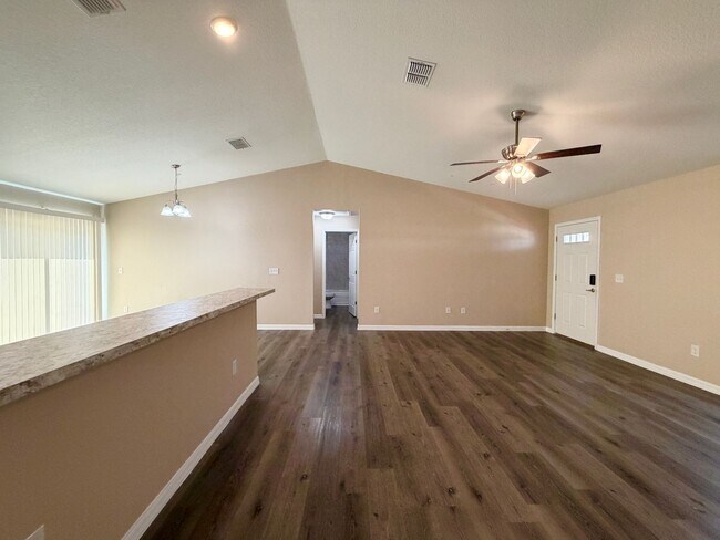 Building Photo - Desirable SE Neighborhood - 3/2/2 Silver Spring Shores **Available NOW**