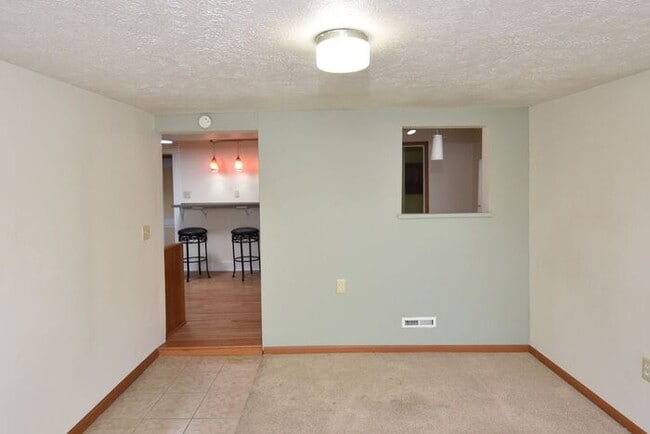 Building Photo - Close to Downtown Mishawaka- 2 bedroom duplex apartment