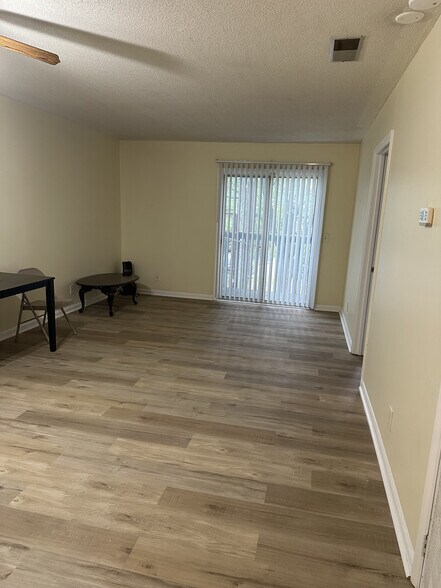 Building Photo - Room in Apartment on Ashley Forest Rd