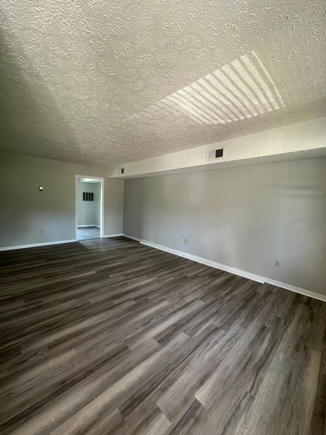 Building Photo - 2 Bedroom / 1.5 bath Townhouse, Kingsport TN