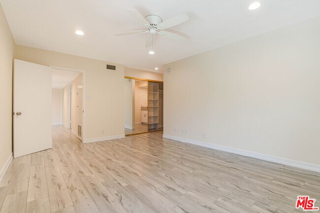 Building Photo - 4950 Louise Ave