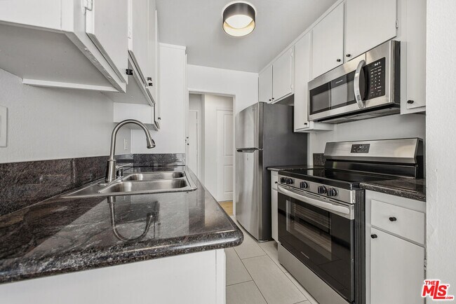 Building Photo - 1352 S Carmelina Ave