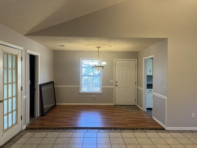 Building Photo - 934 Pineland Ave