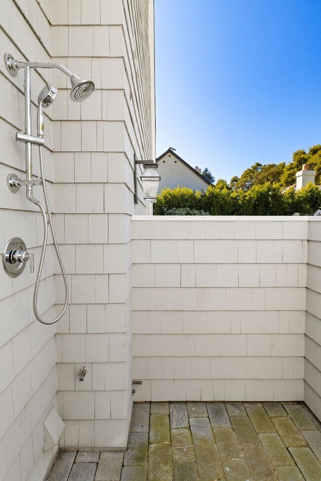 Building Photo - 007 San Leandro Ln