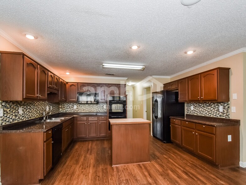 Building Photo - 1926 Bohemia Dr