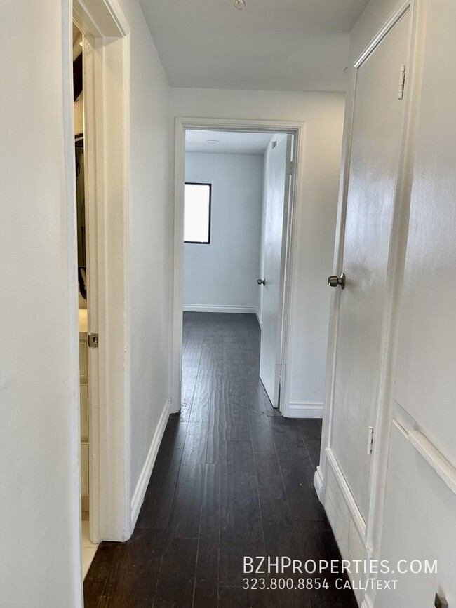 Building Photo - Newly Renovated Modern 2 Bedroom 2 Bathroo...